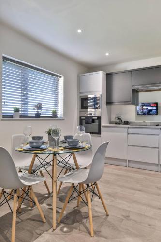 a dining room with a table and chairs in a kitchen at Modern, Cosy Whole house WiFi close to attractions in Sheffield