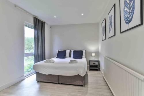 3 Bed Private Bungalow Close to Amenities, Wifi, Parking by Ark SA Image