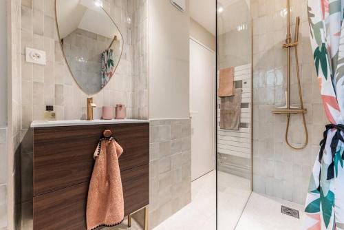 une salle de bain avec un lavabo et un miroir dans l'établissement Le Petit Batelier - Strasbourg - Vue cathédrale, à Strasbourg