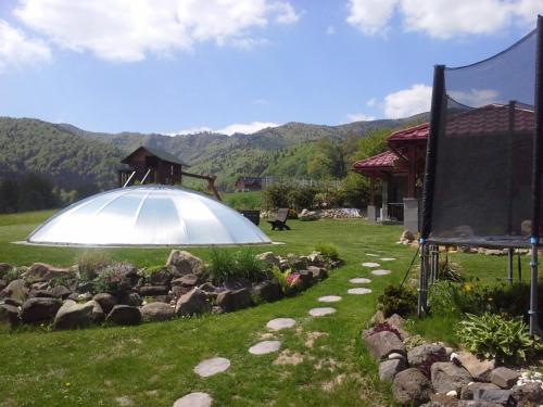 Pemandangan gunung umum atau pemandangan gunung yang diambil dari rumah percutian