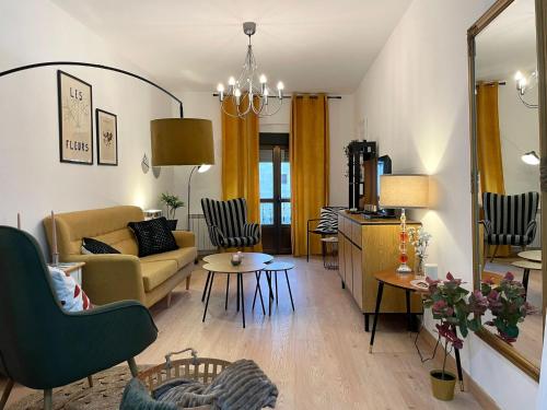 a living room with a couch and a table at VUT LOS CONDES Garaje privado in Zamora