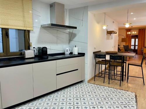 a kitchen with white cabinets and a dining room at VUT LOS CONDES Garaje privado in Zamora