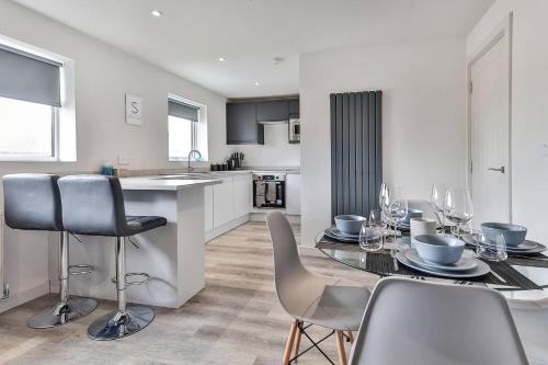 a kitchen and dining room with a table and chairs at Newly Renovated 3 bed 2 bath Apartment & Parking in Sheffield