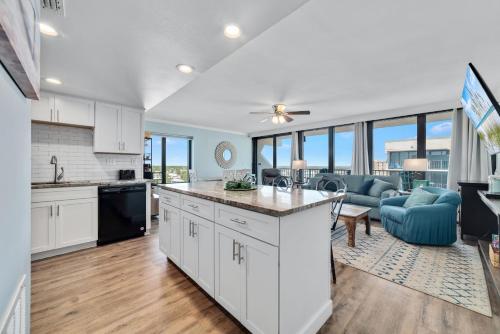 kuchnia z białymi szafkami i salonem w obiekcie Island Winds West Unit 870 w mieście Gulf Shores