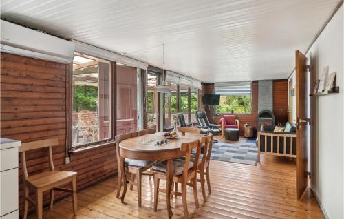 StruerにあるBeautiful Home In Struer With Kitchenのテーブルと椅子のあるキッチンとダイニングルーム