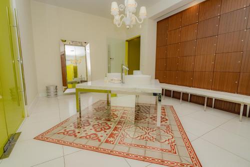 a bathroom with a table and a rug on the floor at Yoo Panamá by Boutique Apartments in Panama City