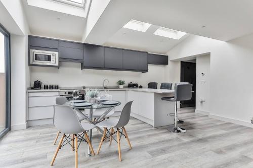 a kitchen and dining room with a table and chairs at Spacious, Modern 2 bed Apartment with ensuites in Sheffield
