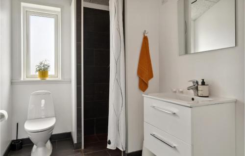 Un baño de 4 Bedroom Gorgeous Home In Løkken