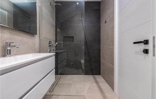 Bilik mandi di Gorgeous Home In Pasman