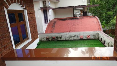 Taman di luar Nirmalyam Homestay