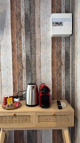 - une table en bois avec une bouilloire dans l'établissement Casa Cubana, à Roubaix
