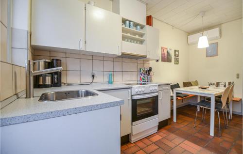 Dapur atau dapur kecil di Two-Bedroom Apartment In Ebeltoft