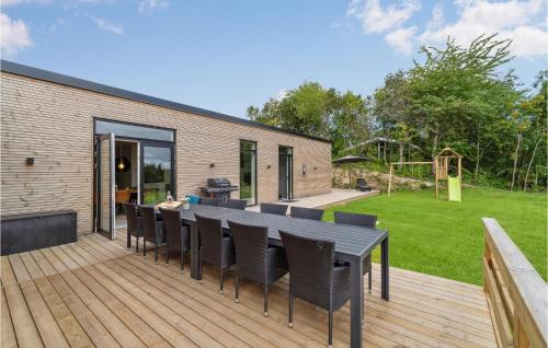 Κήπος έξω από το Amazing Home In Ebeltoft With Wifi