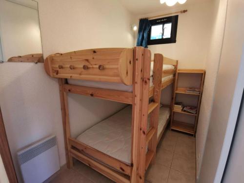 a bunk bed in a small room with a window at Résidence Oucanes - Superbe T3 avec accès direct aux pistes de Réallon OUC7 MAE-8401 in Réallon