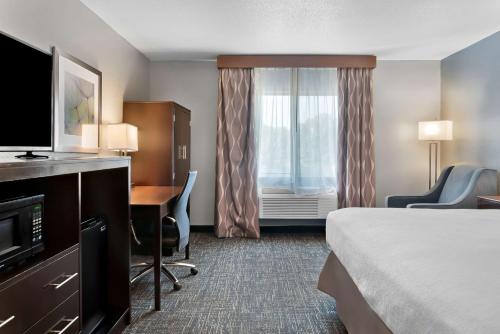 Postel nebo postele na pokoji v ubytování Best Western Plus Flint Airport Inn & Suites