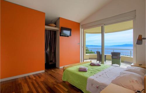 ŽurkovoにあるVilla House Iverのベッドと大きな窓のある寝室