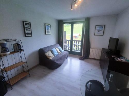 un salon avec un canapé et une télévision dans l'établissement Résidence Comete - Superbe studio de 4 couchages à Réallon 106C MAE-8841, à Réallon