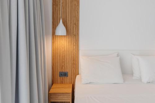 Posteľ alebo postele v izbe v ubytovaní Pontikonisi Hotel & Suites