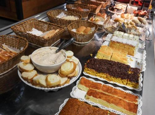 un tavolo apparecchiato con tanti tipi diversi di cibo di Hotel Graal Inn Queluz a Queluz