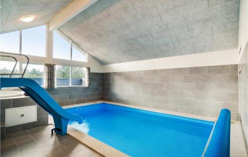 una piscina con scivolo in una casa di Cozy Home In Nørre Nebel With Sauna a Nørre Nebel