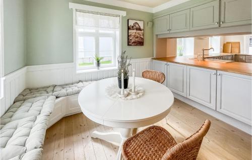 Dapur atau dapur kecil di Lovely Home In Koppang With Kitchen