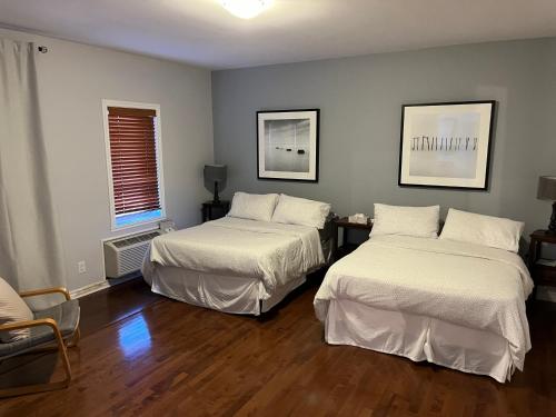 Postel nebo postele na pokoji v ubytování ApartHotelMontreal by Les Terrasses Saint Urbain 2225I2