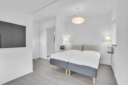 En eller flere senge i et værelse på Cosy-Living Bed and Kicthen - close to beach and fjord