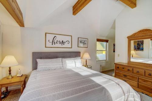 Voodi või voodid majutusasutuse Walking Distance from Downtown, Pet Friendly Home, Comfortable, Cozy, Park City Base toas