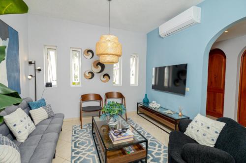 TV a/nebo společenská místnost v ubytování Charming 1 Bedroom in Dominicus With Pool
