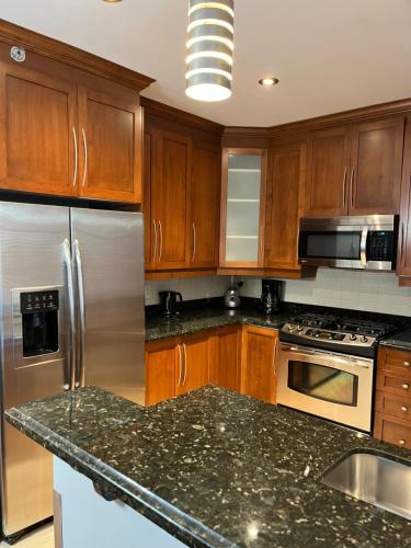 Kuchyň nebo kuchyňský kout v ubytování ApartHotelMontreal by Les Terrasses Saint Urbain 2225I2