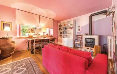 Una sala de estar con un sofá rojo y una mesa. en Two-Bedroom Apartment In Sorana Pescia Pt, en Aramo