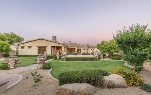 una casa con un patio con rocas y árboles en Private Pool & Hot Tub, Retreat - Large Luxury Smart Home, en Scottsdale
