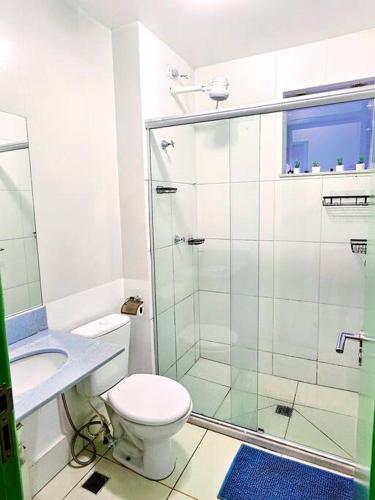 ポルト・ヴェーリョにあるO mais requisitado da Zona Sulのトイレとガラスのシャワー付きのバスルーム