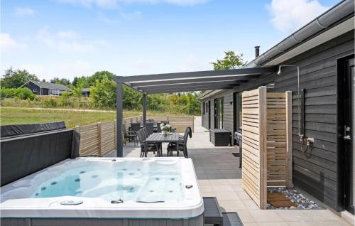 Patio nebo venkovní prostory v ubytování Lovely Home In Glesborg With Sauna