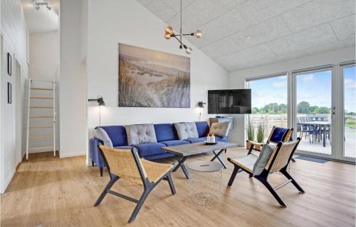 TV a/nebo společenská místnost v ubytování Lovely Home In Glesborg With Sauna