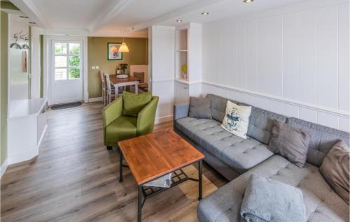 Et opholdsområde på Gorgeous Home In Emmelsbüll-Horsbüll