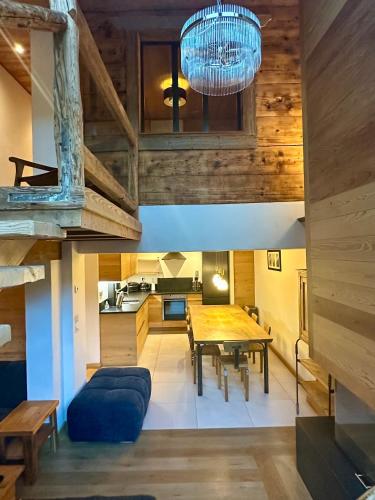 une cuisine et une salle à manger avec une table dans une pièce dans l'établissement Marmotte Mountain Pic Vert, à Chamonix-Mont-Blanc