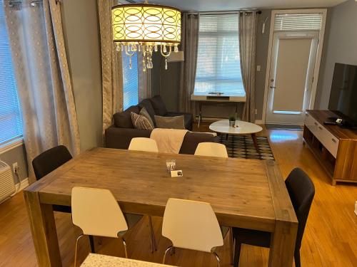 TV a/nebo společenská místnost v ubytování ApartHotelMontreal by Les Terrasses Saint Urbain 2225I2