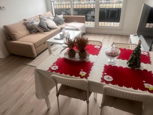 un salon avec une table et un canapé dans l'établissement Appartement Chessy Disney wifi Parking Paris, à Chessy