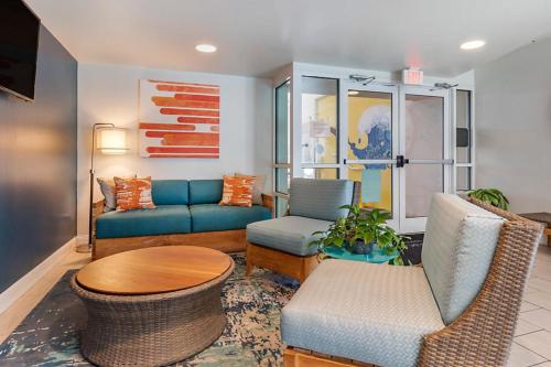 a living room with a couch and a table and chairs at Carolina Grande in Myrtle Beach