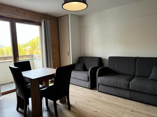 un salon avec un canapé et une table dans l'établissement Les Chalets Des Rennes - Studio moderne et cosy - Les Chalets des Rennes MAE-5301, à Vars