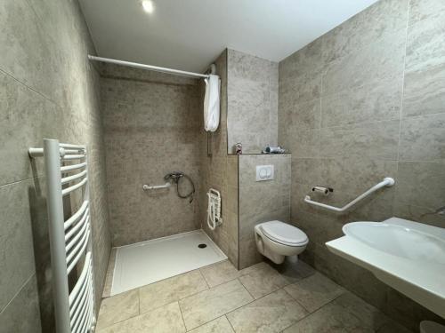 une salle de bain avec toilettes et lavabo dans l'établissement Les Chalets Des Rennes - Studio moderne et cosy - Les Chalets des Rennes MAE-5301, à Vars
