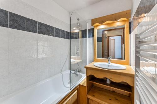 une salle de bain avec un lavabo, une baignoire et une douche dans l'établissement Résidence Les Hauts De Preclaux - Spacieux appartement avec vue sur les pistes MAE-5311, aux Orres