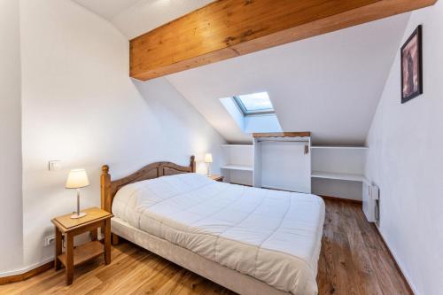une chambre avec un lit blanc et une fenêtre dans l'établissement Résidence Les Hauts De Preclaux - Spacieux appartement avec vue sur les pistes MAE-5311, aux Orres