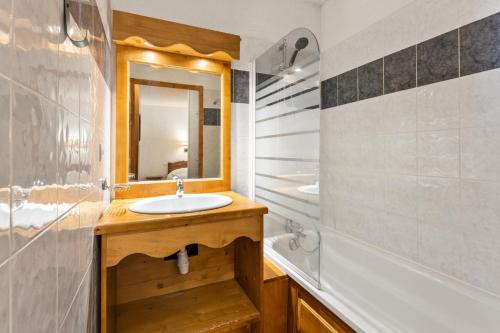 une salle de bain avec un lavabo, un miroir et une baignoire dans l'établissement Résidence Les Hauts De Preclaux - Logement pour 6 personnes au coeur des Orres 1800 MAE-5331, aux Orres