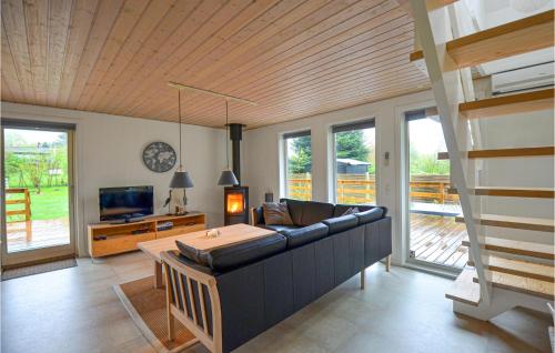 TV a/nebo společenská místnost v ubytování Amazing Home In Glesborg With Sauna