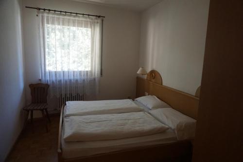 a bedroom with two beds and a window at Hotel & Residence Sylvanerhof in Chiusa