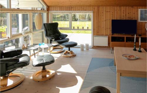 un soggiorno con 2 sedie e una TV di Three-Bedroom Holiday Home In Strandby a Strandby