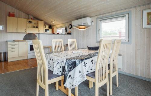 Kuchyň nebo kuchyňský kout v ubytování Three-Bedroom Holiday Home In Hemmet