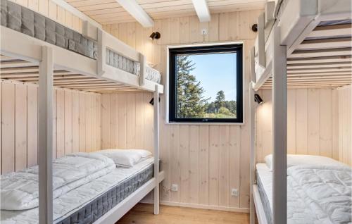 Ein Bett oder Betten in einem Zimmer der Unterkunft Beautiful Home In Hjørring With Sauna